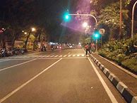 Foto Lagi Ngopi Di Pinggir Jalan Malam Hari